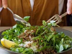 黒いプレートで混ぜる野菜とそぼろごはん