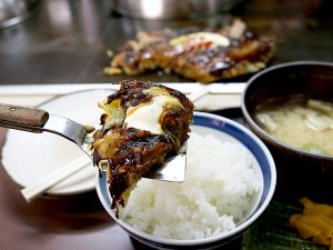 　さらに、白ご飯と一緒に食べると、その意外性がさらに楽しい。炭水化物同士の組み合わせがこんなにも美味しいなんて！関西の伝統に新たな魅力を発見した気分です。