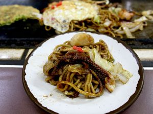 「デラックスそば」は、濃厚なソースとモチモチの太麺、海鮮たっぷりの具材が織りなす豪華な味わい