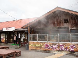 赤い屋根が目印の岡本屋売店。店前には湯気がのぼり、期待値でワクワク