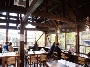 山小屋のような作りの店内