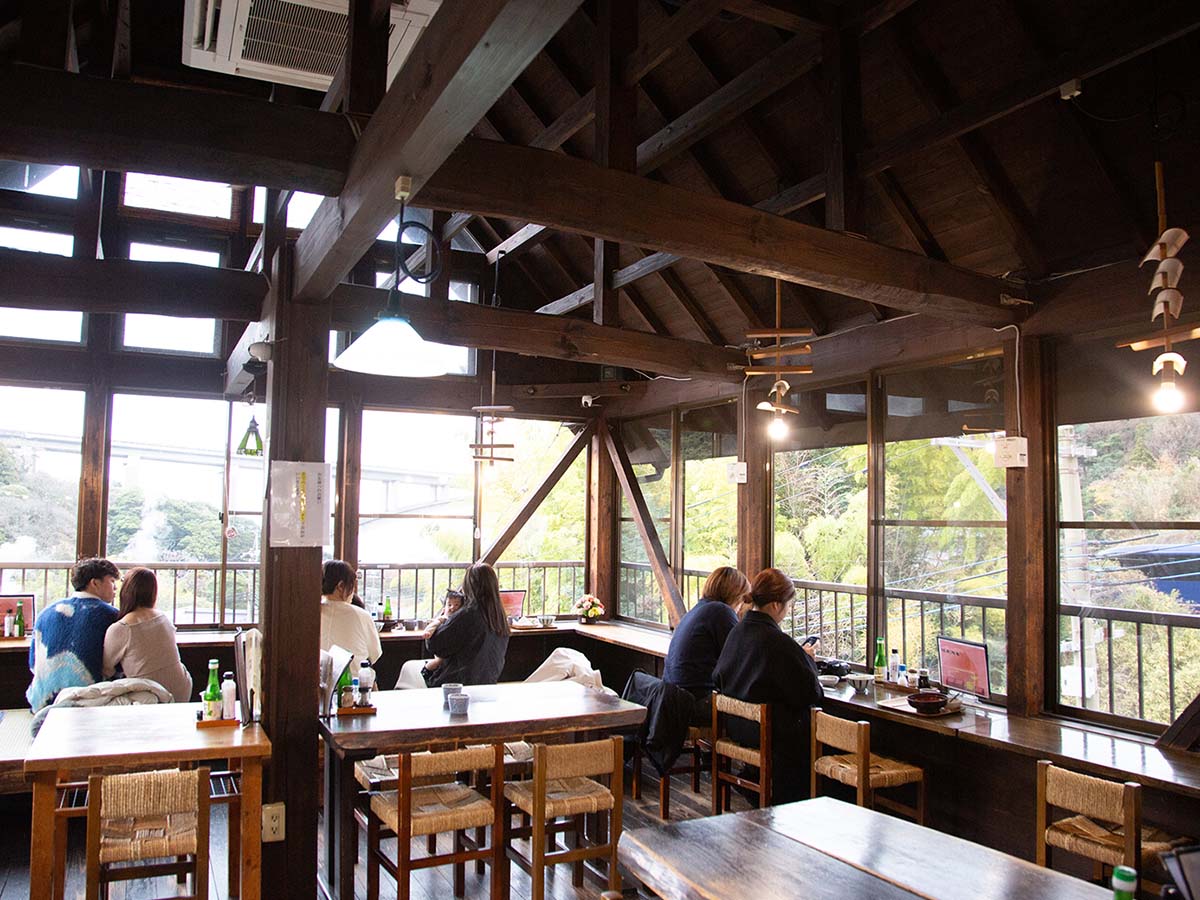 山小屋のような作りの店内