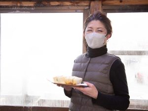 「ひとつひとつ丁寧に作っています」とスタッフのミカさん