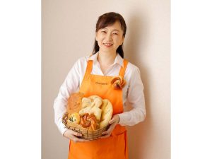 　イベントで講師を務めてくれるのは、全国各地から延べ1万人以上の生徒さんがレッスンに通った、自家製酵母パン教室「Orangerie」を主宰している松尾美香さん。現在はオンラインレッスンを開講しており、『日本一やさしい本格パン作りの教科書』（世界文化社）や『トースターで作れる！食べきりサイズのお菓子』（秀和システム）、『タッパーではじめる高加水パン』（柴田書店）など、8冊の本を出版しています。