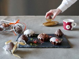 黒いプレートの上のチョコレートの焼き菓子