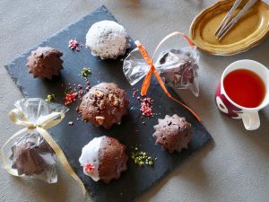 粉砂糖をまぶしたチョコレートの焼き菓子