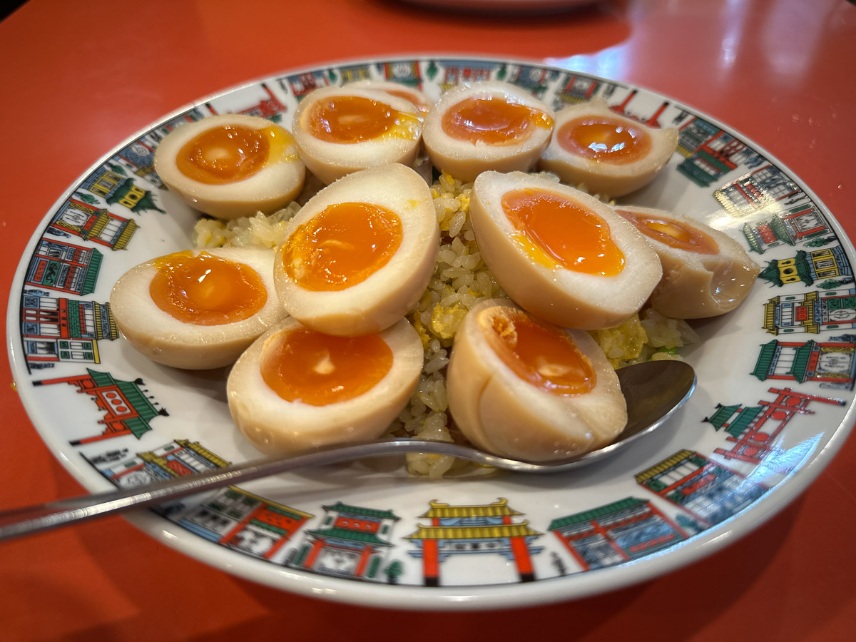 『中華街』の裏メニュー「香港チャーハン」(900円)に味付け玉子6個載せ(660円)で、合計1560円