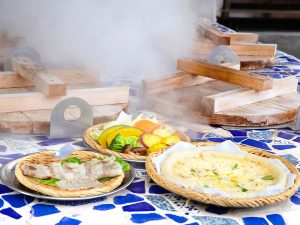 旅情をかき立てる別府・鉄輪温泉へ。足湯に浸かり味わう名物「地獄の蒸し料理」が楽しい！