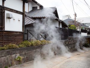 石畳の小径で湯気が上がる様子 ［食楽web］