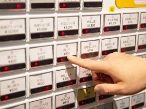 券売機で食券、利用券を購入