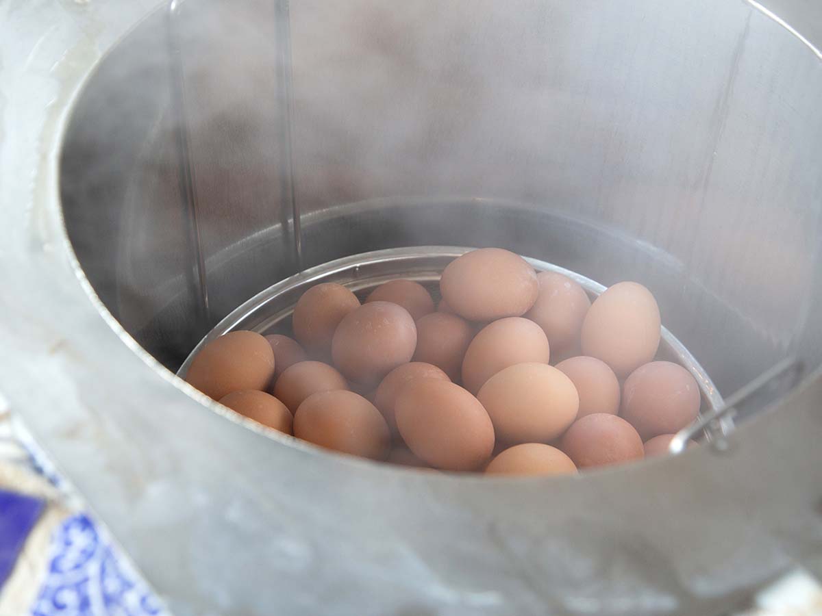 人気の「地獄蒸し玉子」150円