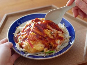 【土曜のお昼は丼ごはん】安いもやしが大活躍！ふんわり卵の「もやしのかに玉丼」レシピ