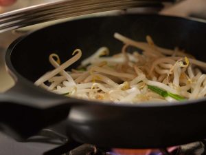 フライパンの中のもやし