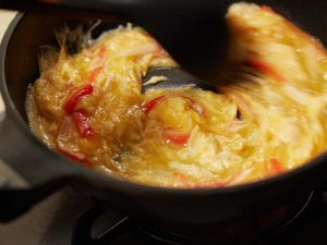 フライパンの中で混ぜている玉子
