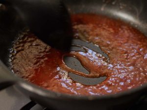 フライパンで加熱しているケチャップ