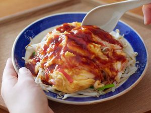 レンゲですくった玉子