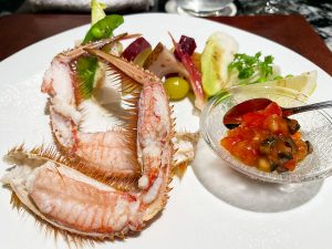 「毛ガニのコクテル仕立て 季節の野菜添え」。添えられた野菜ソースはもちろん、しょうゆとも合います