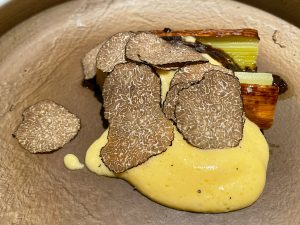 「北海道 真狩村 ボロ葱ロースト サバイヨンソース」。太いボロ葱は鉄板ではなく、別途オーブンで焼き上げます