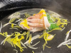 完成した「もみじ鯛のヴァプール 菊の碗仕立て」