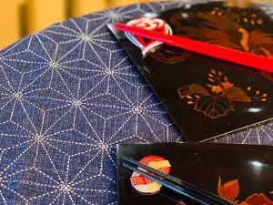 紺色のランチョンマットの上の水引の箸置き