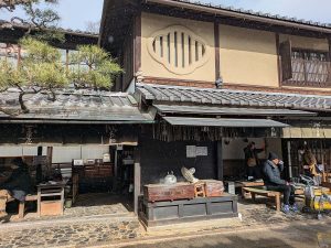 店の前には餅が焼ける香りが漂う