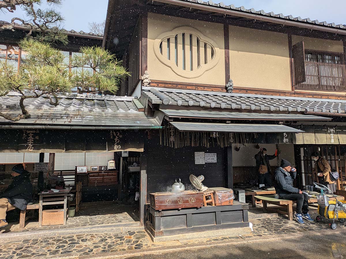 店の前には餅が焼ける香りが漂う