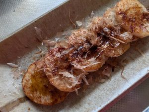 焼いた長芋の上にかかった鰹節