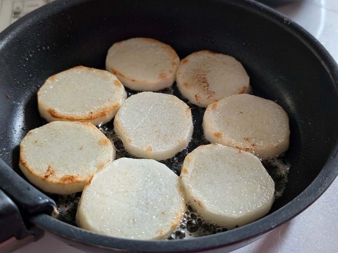 フライパンで焼いた輪切りの長芋