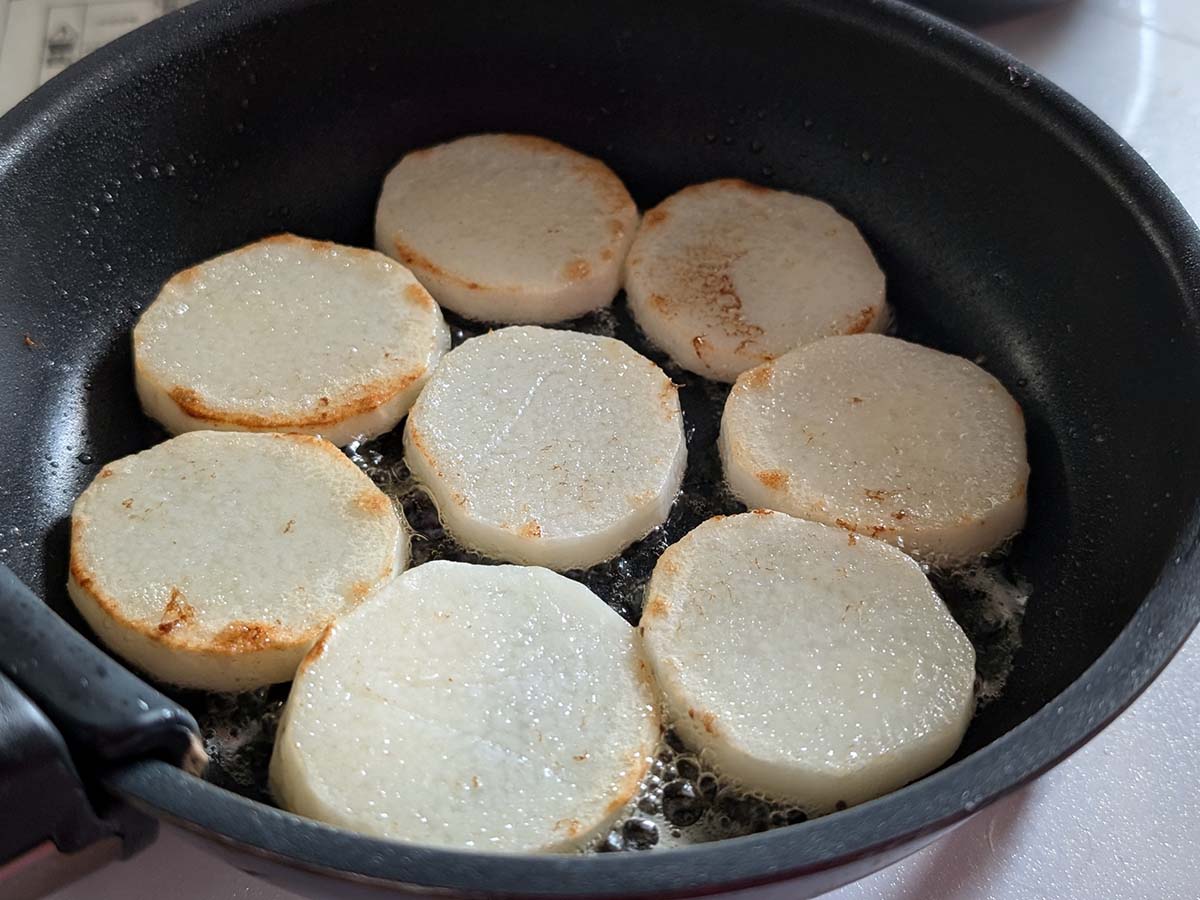 フライパンで焼いた輪切りの長芋