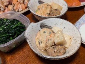 白い器の中に盛り付けた長芋の煮物
