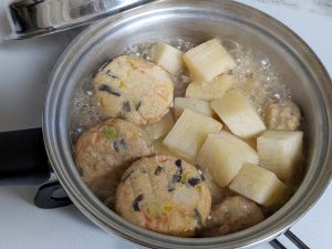 鍋の中で煮込んだ長芋
