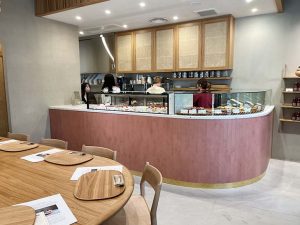 店内はガラスケースのあるカウンターと、大きなテーブル。外にはテラス席が