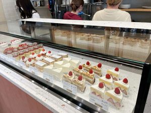 ずらっと並ぶイチゴのスイーツ。どれにしようか真剣に悩む！ ［食楽web］