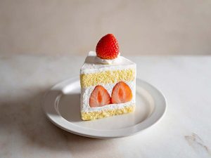 「いちごのショートケーキ」825円。側面に見えるイチゴからもイチゴの瑞々しさがわかる