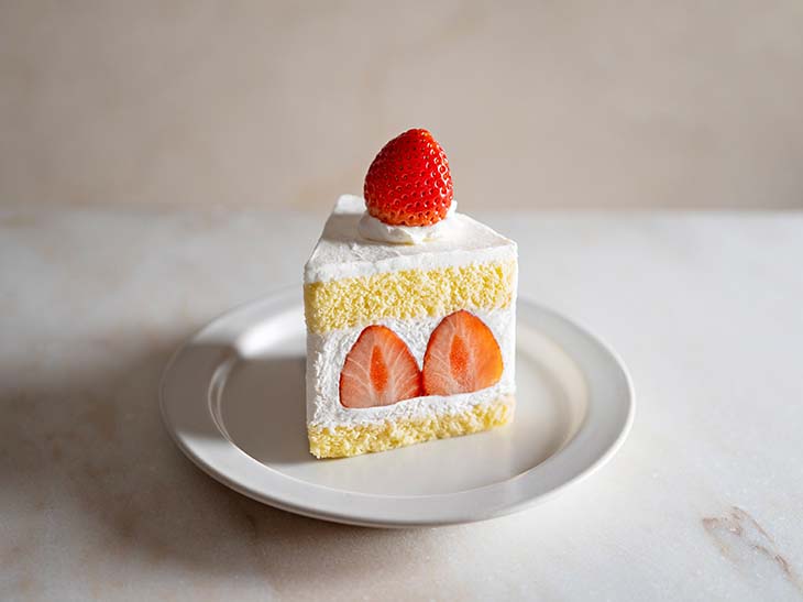 「いちごのショートケーキ」825円。側面に見えるイチゴからもイチゴの瑞々しさがわかる