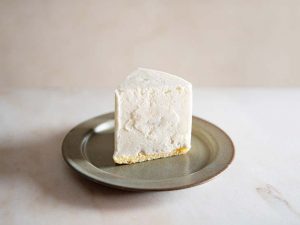 「いちごのレアチーズケーキ」770円。中にはソースに包まれたイチゴが隠れている