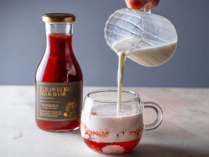 「いちごみるくのもと」1360円。パッケージデザインを一新したばかり