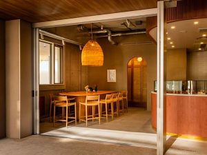 店内は12席、店頭のテラス席は8席。ドリンクメニューにもイチゴを使ったものがある