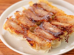 白い皿の上に盛り付けた餃子