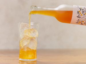 氷の入ったグラスに注いだ紅茶のリキュール