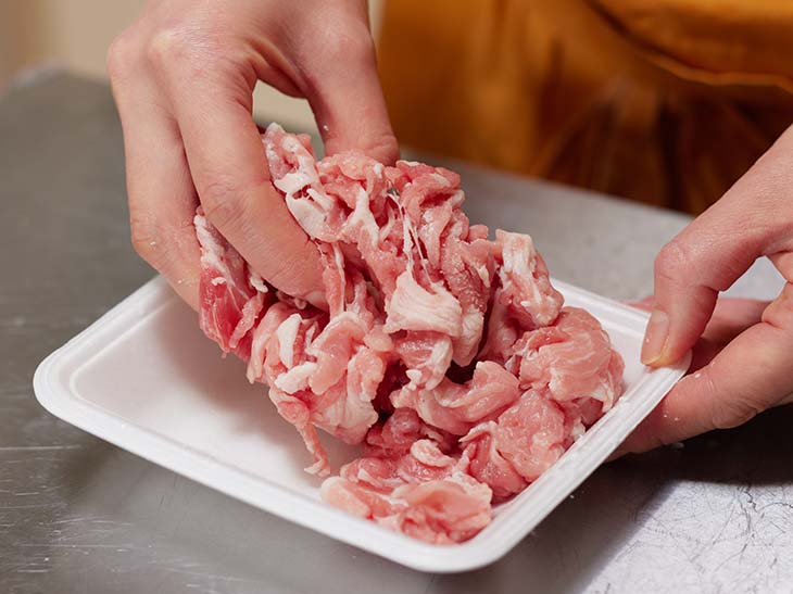 白いトレーの上の豚肉