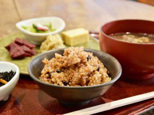 圧力鍋で炊いた玄米を数日寝かせて作る「寝かせ玄米」。体に嬉しいビタミンやミネラル、食物繊維を豊富に含み、もちもちとした食感が作る味わいはこれまでの玄米の印象ががらりと変わるおいしさです