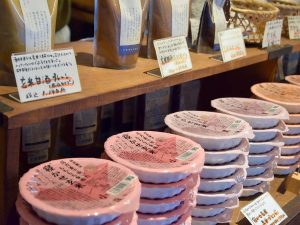 「寝かせ玄米ごはんパック」は小豆入り、黒米入りなど4種類。電子レンジや湯せんで温めれば、手軽においしく食べられると大人気