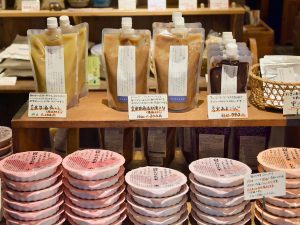 店頭に並ぶオリジナル商品。玄米を使用した甘酒やあまこうじ、玄米にあう黒胡麻などをはじめ、「寝かせ玄米」が炊けるキットも用意