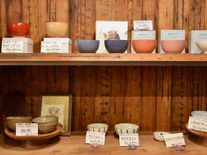 食材のほか、作家さんの食器も取り扱っています