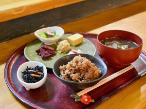 寝かせ玄米に、具がたっぷり入った丼サイズの汁物とおかずが付いた「箱膳定食」1200円。ほかに、主菜付きの「ハレ箱膳定食」1500円、さらにお刺身とデザートが付く「結わえる御膳」1800円も
