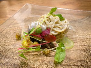 ガラスの皿に盛られたパスタ