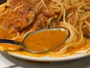 ニンニクの強い風味と、トマトクリームのまろやかなコクが魅力［食楽web］