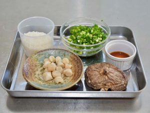トレイの上に並んだ食材