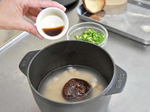 黒い鍋の中に浮かべたしいたけ